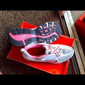 New nik tennis shoes